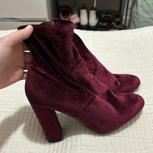 Velvet heels W7.5